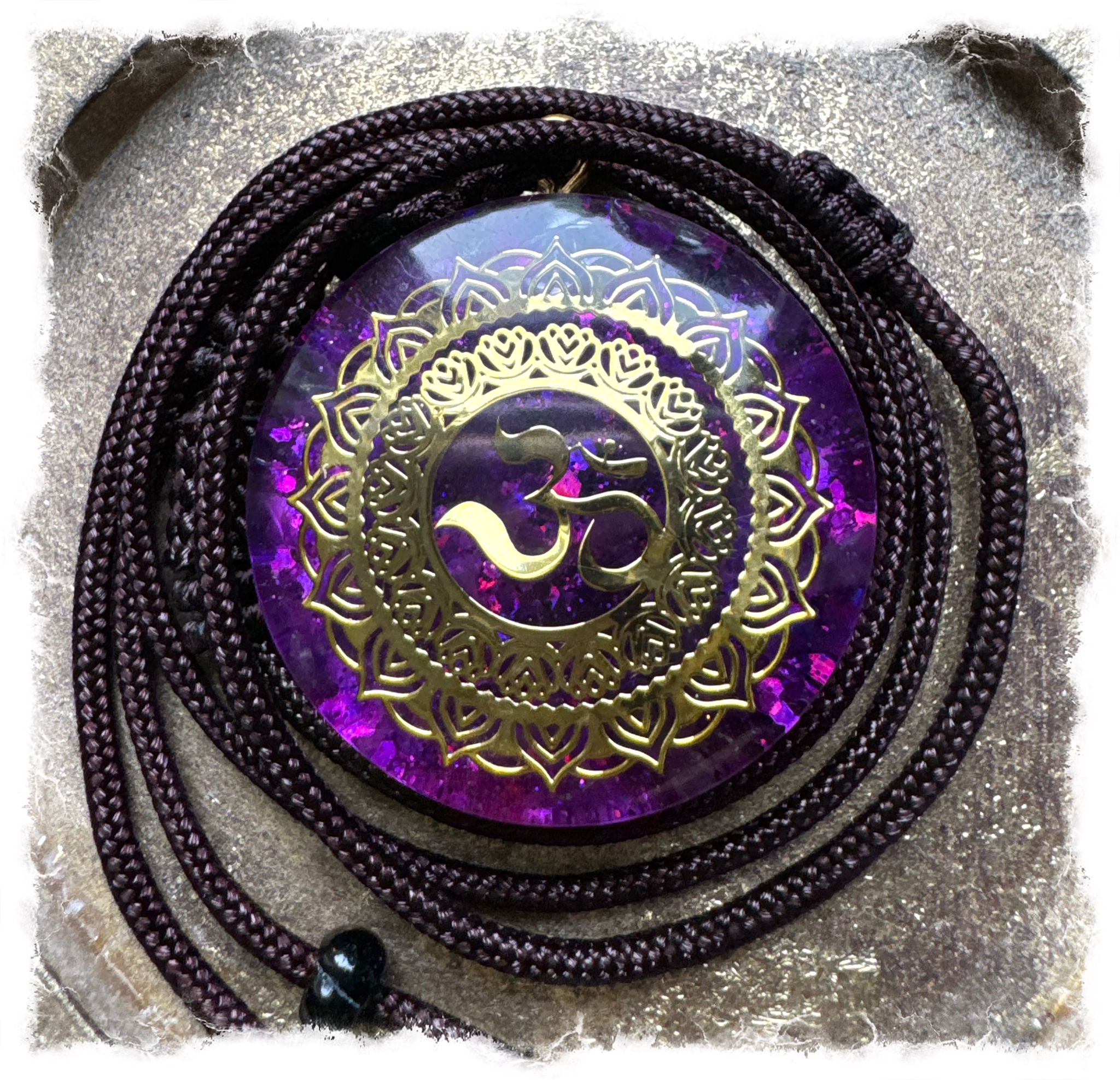 Orgonit Energie-Amulett mit OM-Symbol in violett