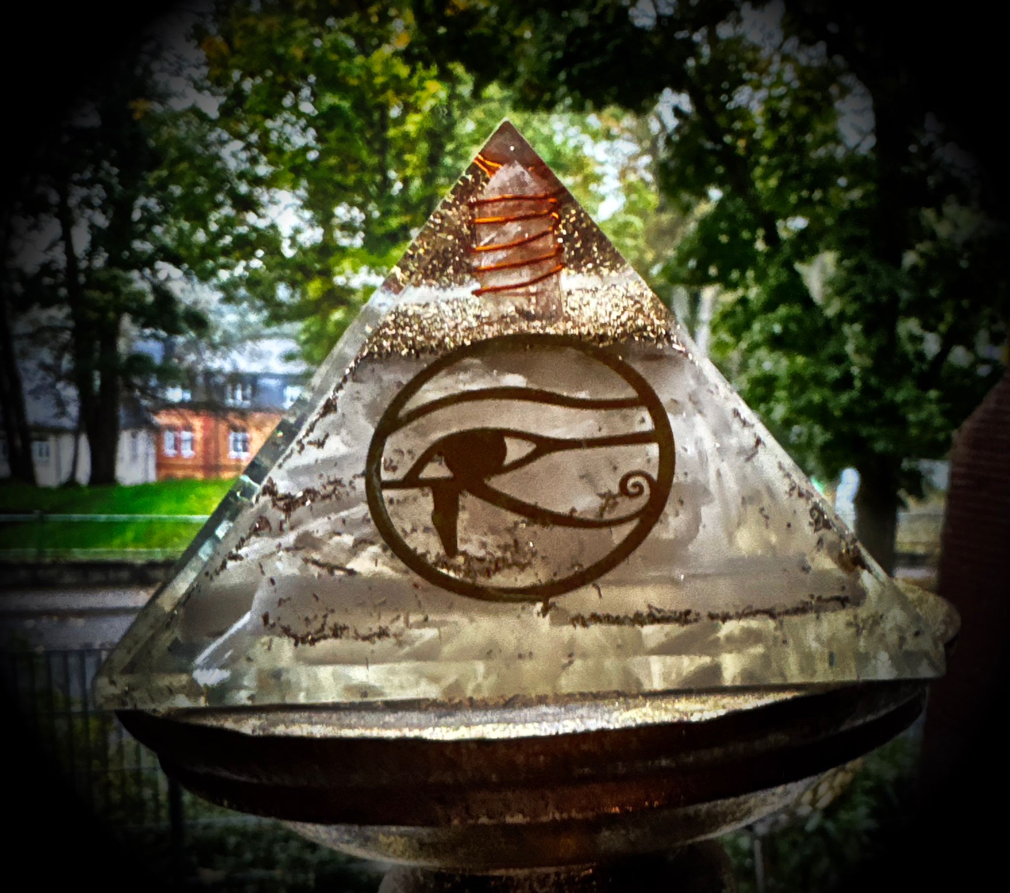 Orgonit Pyramide (Citrin, Selenit, Turmalin, Rosenquarz) 8 cm