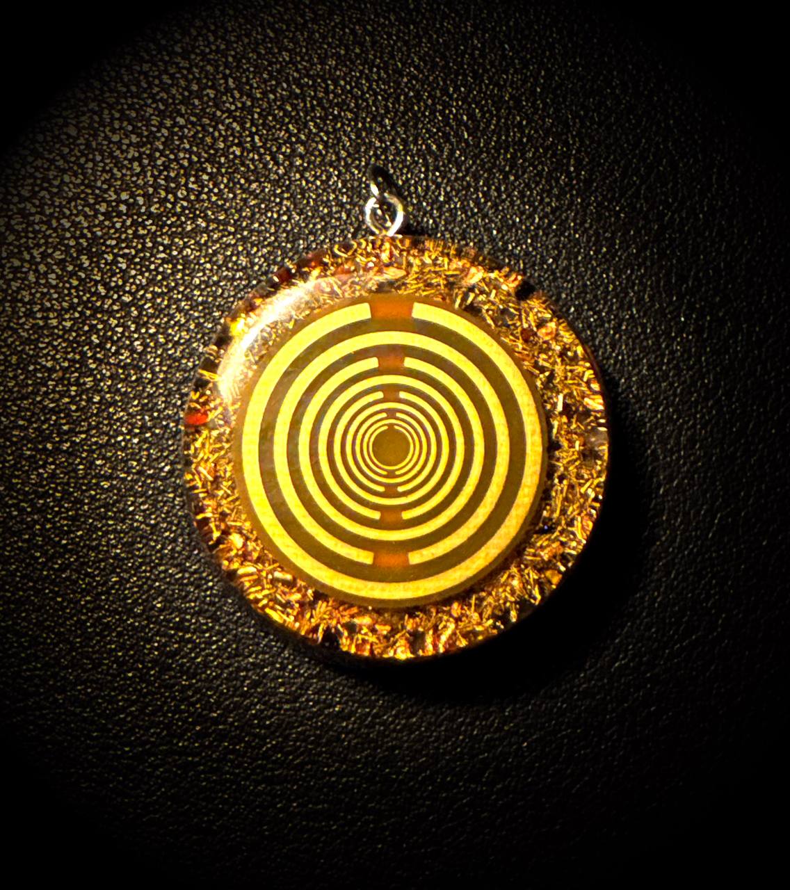 Rundes Amulett Turmalin mit vergoldeter Lakhovski Platine