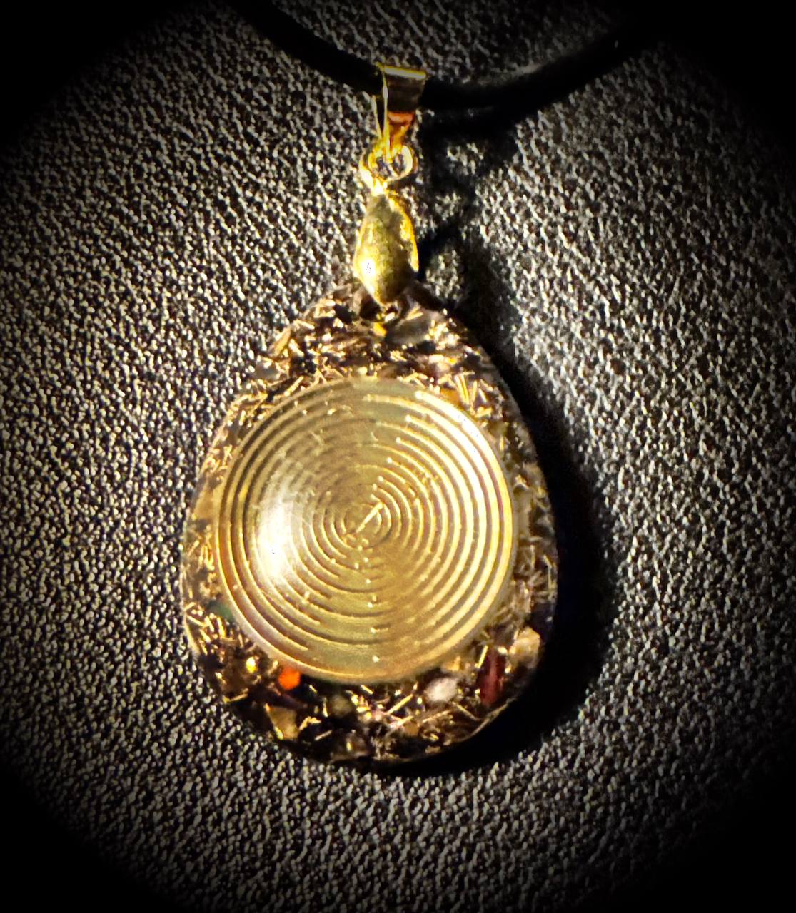 Tropfenamulett Turmalin mit vergoldeter Lakhovski Platine 