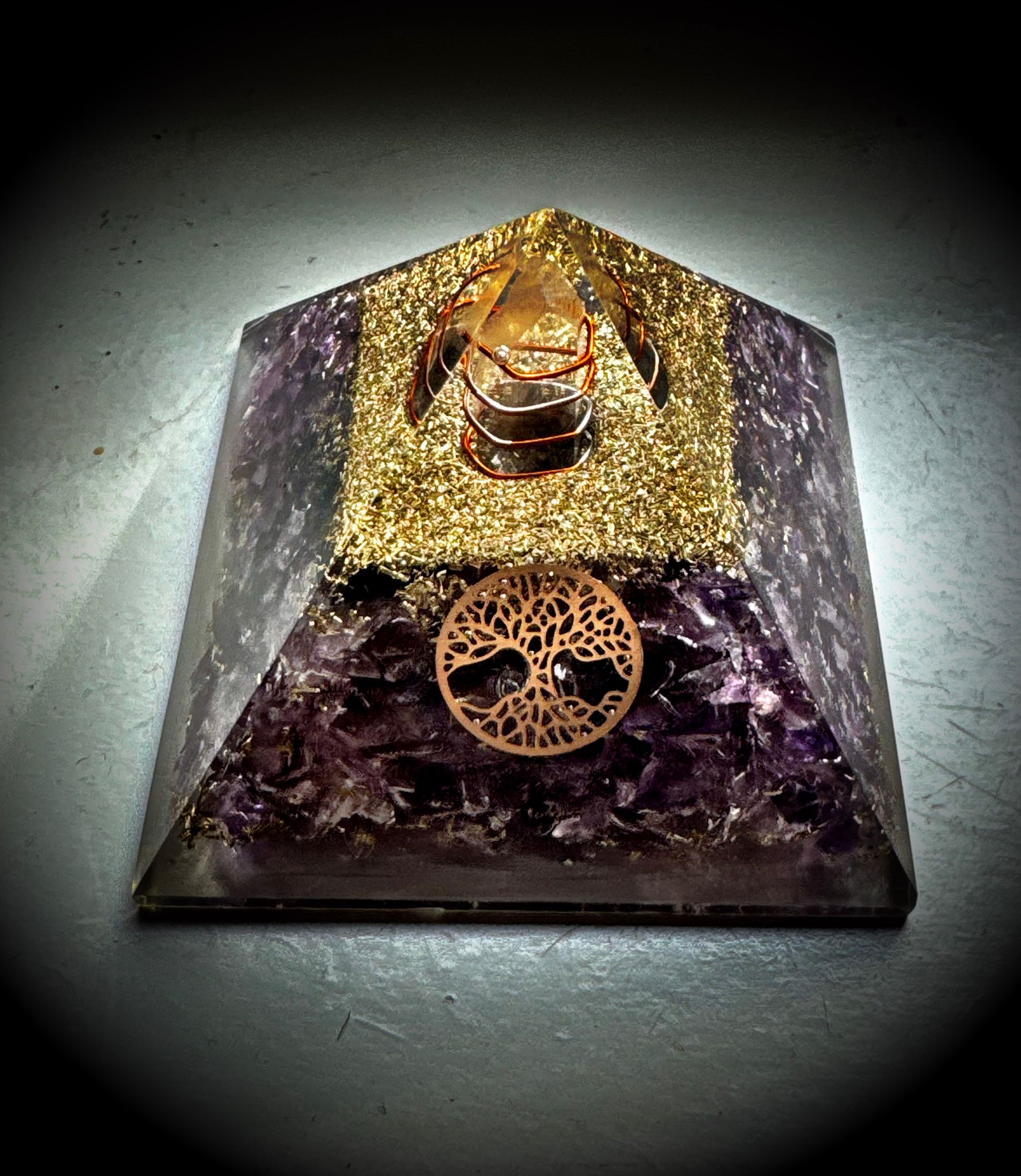 Orgonit Pyramide - verschiedene Materialien - 8 cm Orgonit Pyramide - verschiedene Materialien - 8 cm