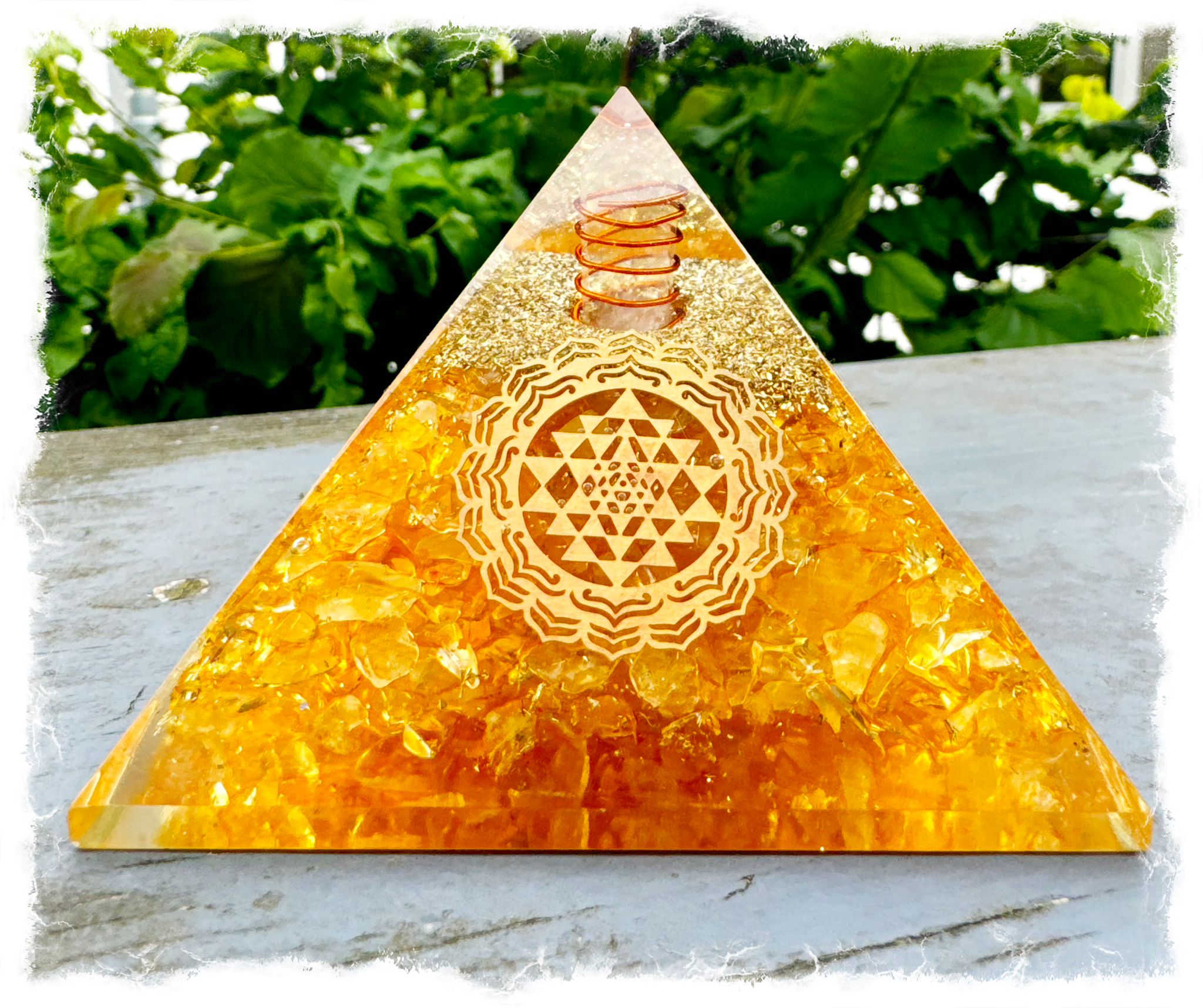 Orgonit Pyramide (Citrin, Selenit, Turmalin, Rosenquarz) 8 cm