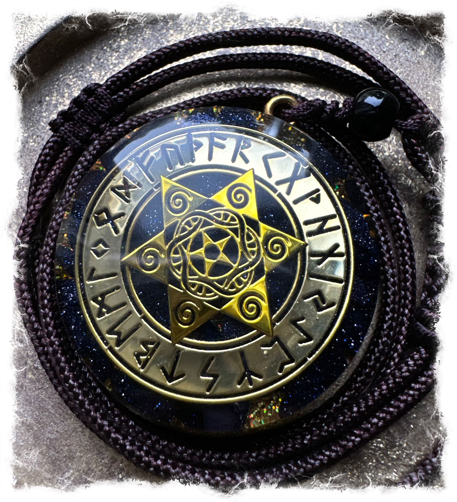 Orgonit Energie-Amulett in schwarz/gold mit Runenalphabet